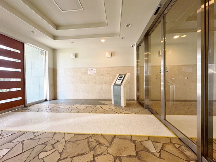 エントランス エントランス内部は、管理が行き届き清潔な共有スペースとなっています。