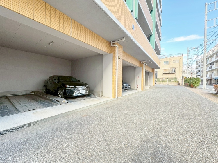 駐車場 本物件の駐車スペースです。車種制限のある場合もございますので、お気軽にお問い合わせくださいませ。