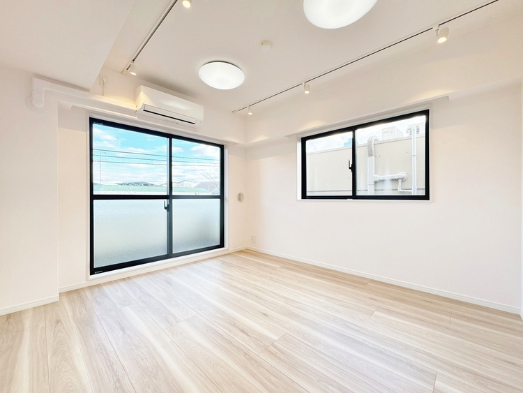 居間 飾り過ぎないシンプルな内装と偏り過ぎないデザインで統一しました。