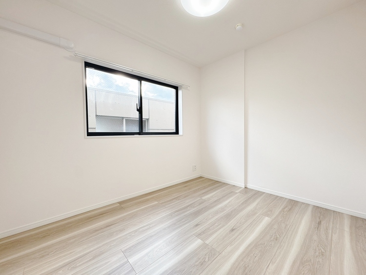 寝室 ベッドも十分に設置するスペースがあります。