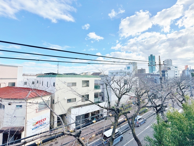 バルコニー 窓を開けると広がる青空。心をリフレッシュして日々を過ごしていきましょう。