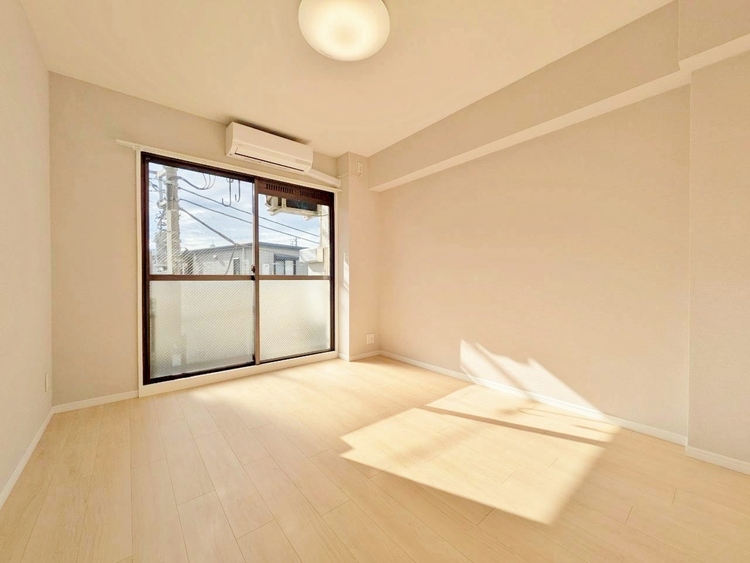 寝室 ベッドも十分に設置するスペースがあります。