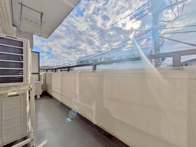 バルコニー 暮らしの中で、光と風を演出してくれるバルコニー。