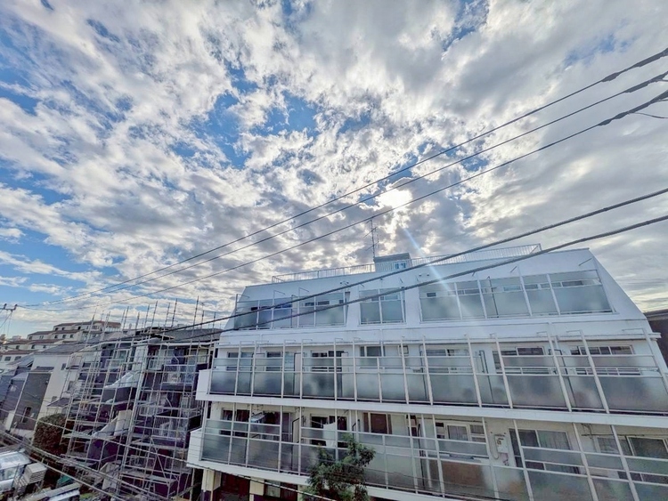 バルコニー 頬をなでる、優しい風を感じることが出来ます。