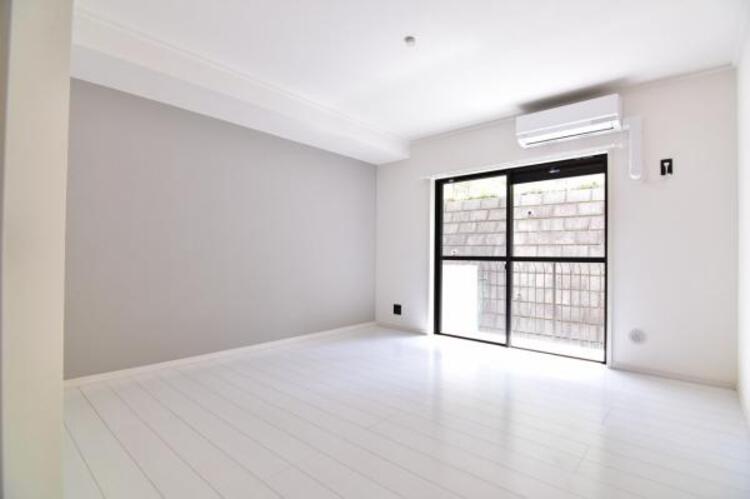 内装 日々の疲れを癒してくれる主寝室。自由度が高いので家具のレイアウトでお好みの空間を創りだせます。