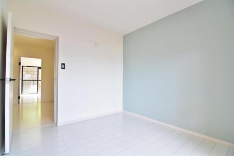 内装 家族個々の安らぎの空間。誰もが好みで飾れるシンプルな室内に仕上げてあります。