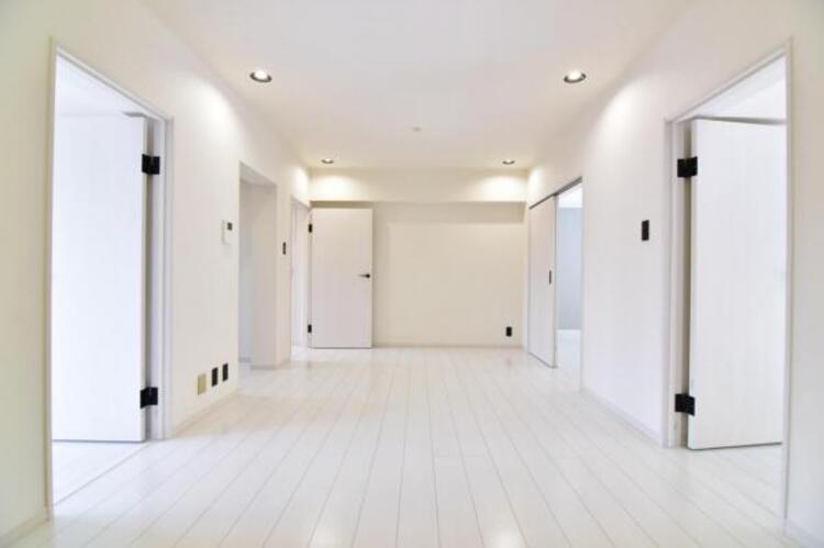 居間 リビングダイニング約10帖　くつろげるリビングは話に夢中になりすぎて時間を忘れてしまう。そんな束の間の幸せを感じられる空間です。