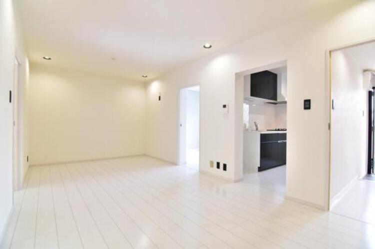 居間 ゆとりあるキッチンスペースを備えるリビングは家族が1番くつろげる癒しの空間です。