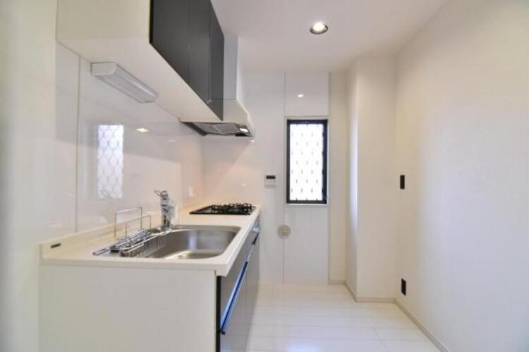 キッチン 明るい自然光が入る作業スペースを多くとった壁付けキッチン採用。夫婦揃ってキッチンに立っても調理がしやすく、家事をしながら会話も弾みます。