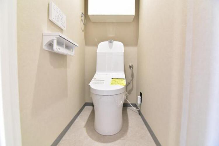 トイレ シンプルでシャープなフォルムは、そのデザイン性だけでなく汚れが拭きやすくお手入れ簡単です。