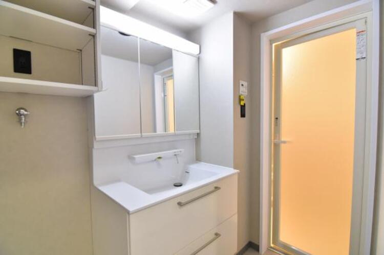 洗面 清潔感のあるワイドな洗面台は収納力もあり、いつでもすっきりとした洗面室に。