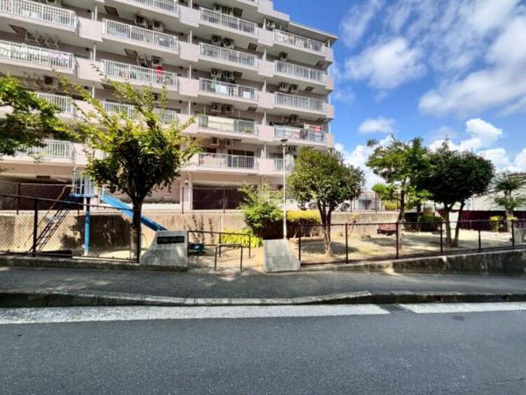 その他 建物のすぐそばには公園があり、見守りながら子供たちを安心して遊ばせることができます。
