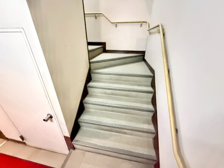 その他 共用部の階段です。明るく清潔に管理されています。