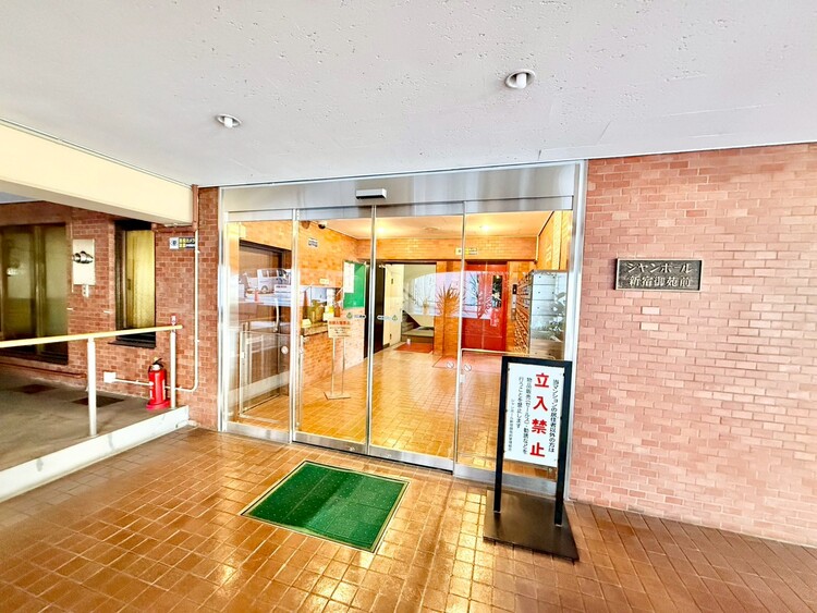 その他 上質感漂う玄関アプローチです。