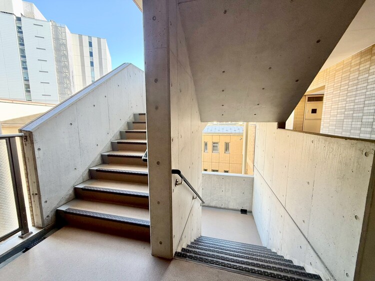 その他 共用部の階段です。明るく清潔に管理されています。