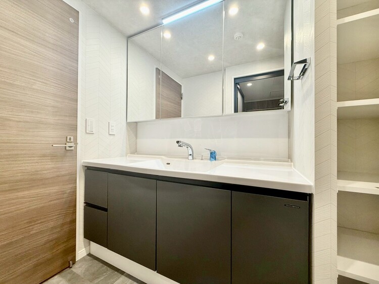 その他 清潔感を感じられる洗面化粧台。