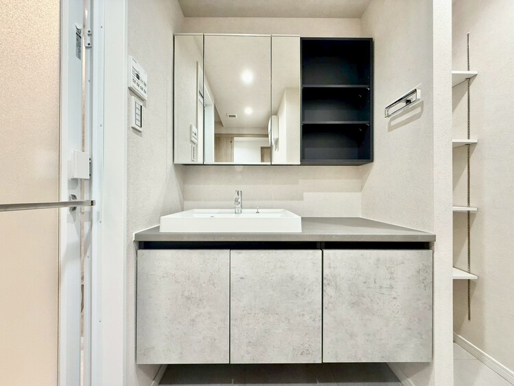 その他 清潔感を感じられる洗面化粧台。