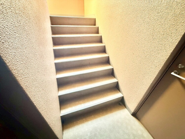 その他 共用部の階段です。明るく清潔に管理されています。