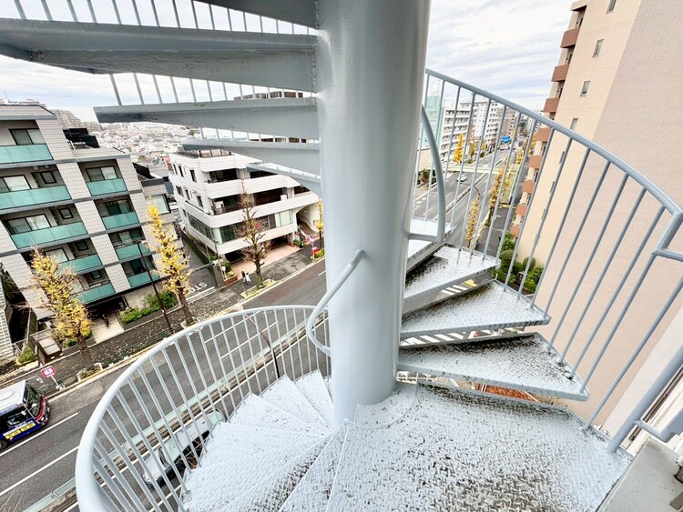 その他 共用部の階段です。明るく清潔に管理されています。