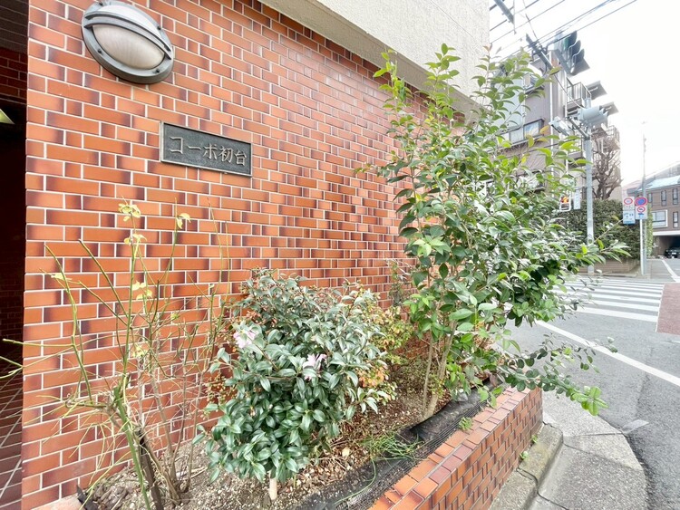 その他 スタイリッシュなエンブレム。お洒落なマンションは入り口から。