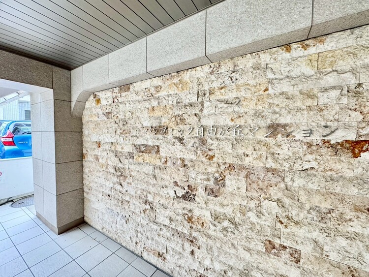 その他 スタイリッシュなエンブレム。お洒落なマンションは入り口から。