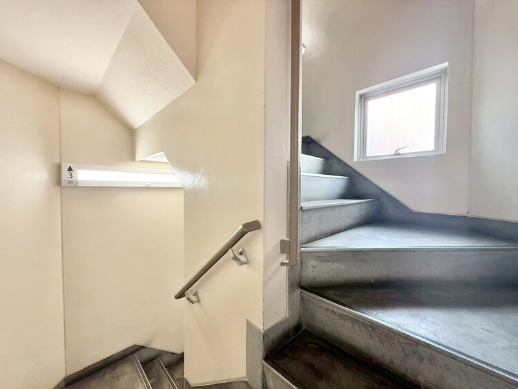 その他 共用部の階段です。明るく清潔に管理されています。