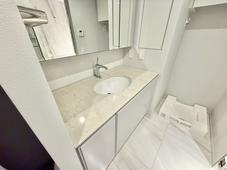 その他 清潔感を感じられる洗面化粧台。