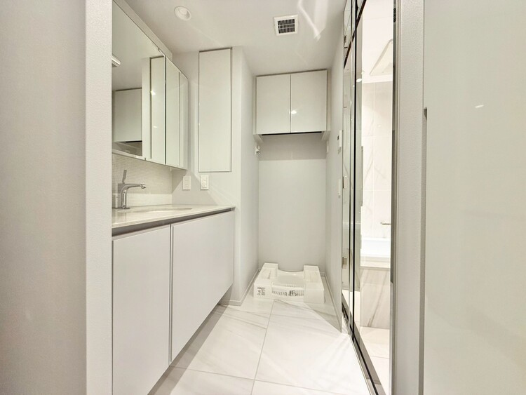 その他 十分な広さの脱衣所。