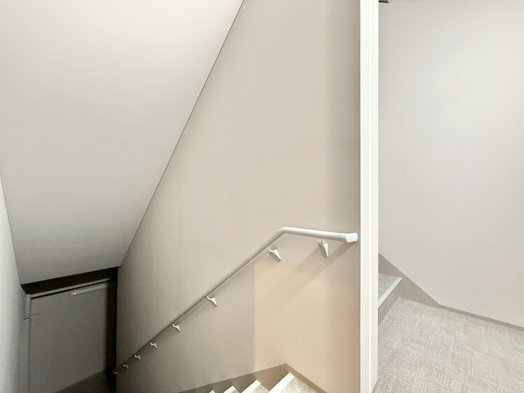 その他 共用部の階段です。明るく清潔に管理されています。