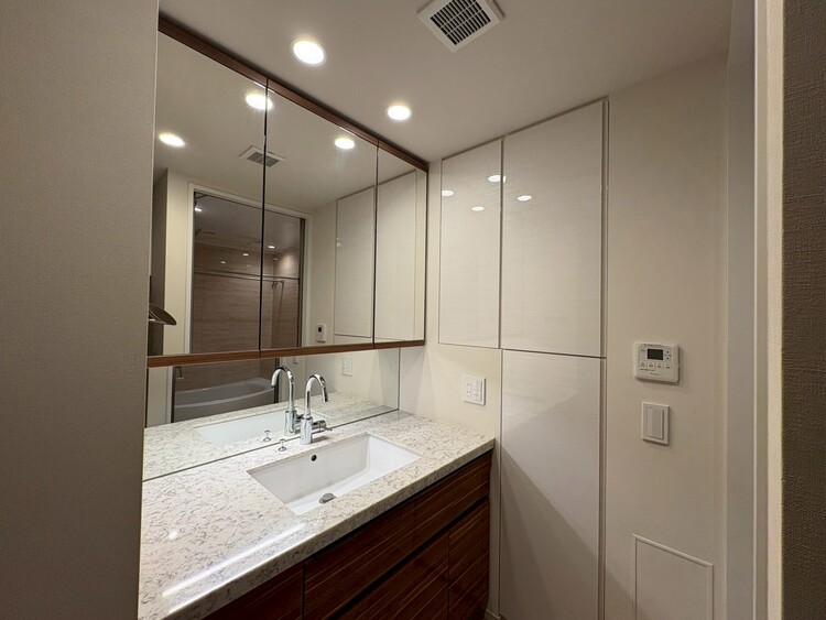 その他 清潔感を感じられる洗面化粧台。