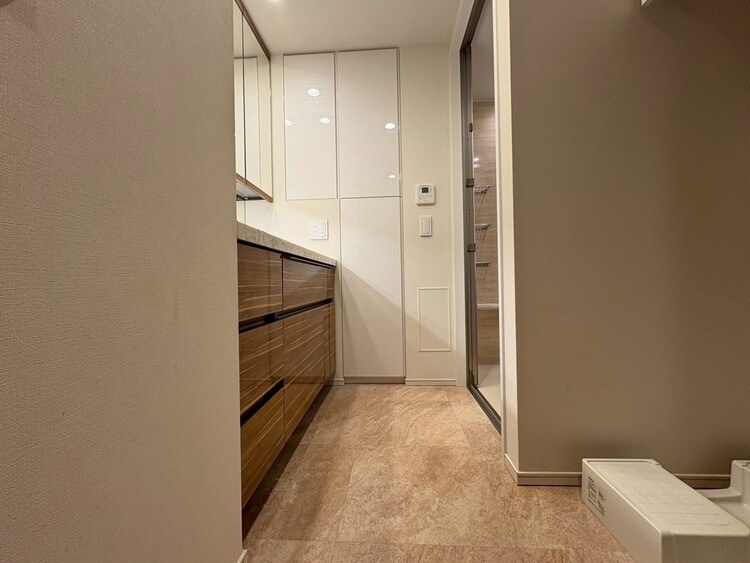 その他 十分な広さの脱衣所。