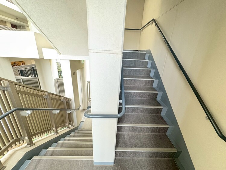 その他 共用部の階段です。明るく清潔に管理されています。