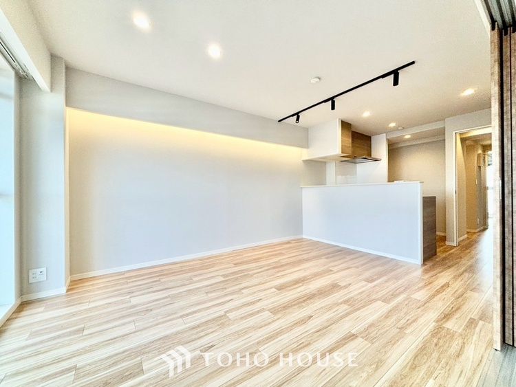 内装 ◆木漏れ日◆の様な採光が優しく足元を照らし、心地いい暮らしの道しるべを写し出す。この空間で過ごす家族との語らいの時間がとても素敵で幸せを感じるかもしれない。