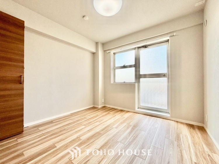 内装 ◆間接照明◆オレンジ色の光が僕達を大人な気分にさせる。静かで優しく語りかけるその光は、今日の終わりを告げてくれ、でも明日にはいい事が必ず来るよ。そんな囁きが聞こえてくる