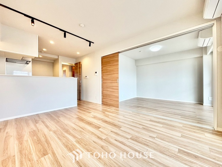 内装 ◆リビング◆たくさんの窓から注ぐ太陽の光。時間の経過とともに光と影のコントラストがこの空間のムードを変え、部屋に変化と温もりをもたらしてくれる。