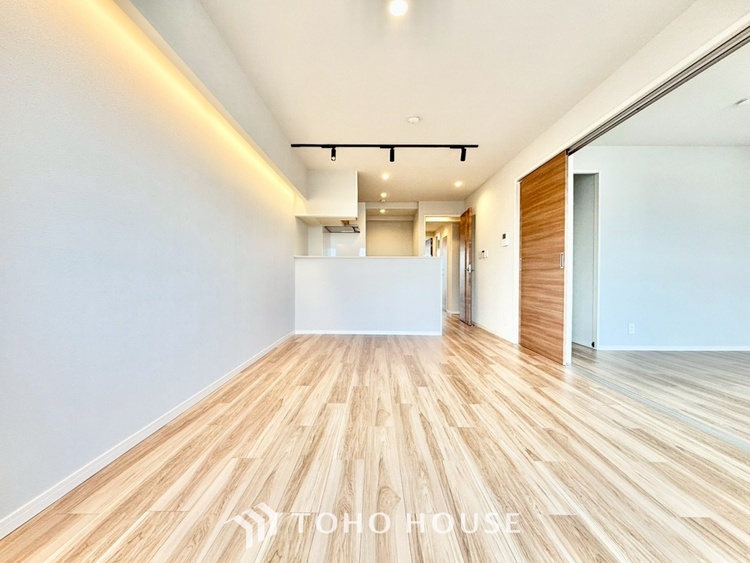 内装 ◆今宵の食卓◆ダウンライトに反射するグラスを眺めながらワインを注ぐ。トクトクと心地いい音をさせながら、フランスの古城を思わせる薫りがたちこめ、とても幸せな時を過ごせる。