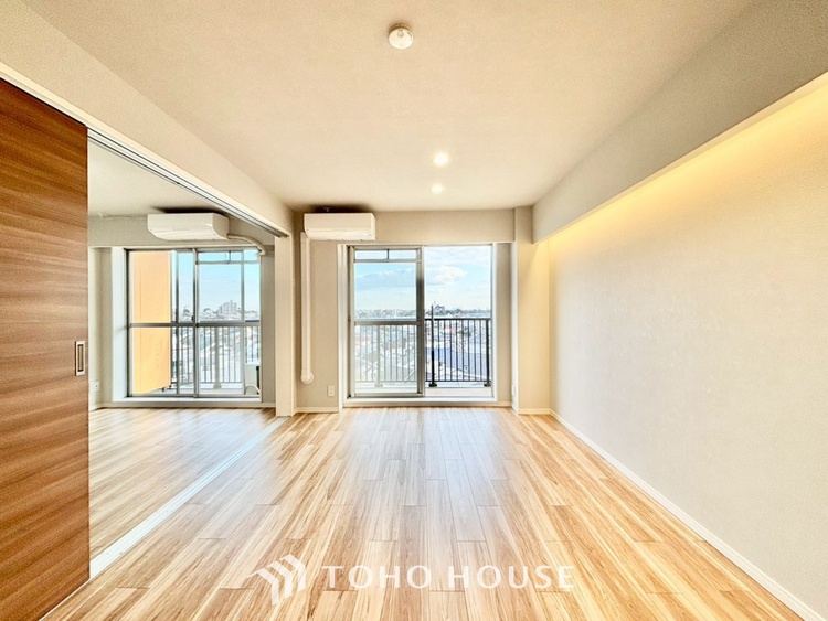 内装 ◆窓を開けると◆冷涼な風、そよぐリビング。だんらんの場所はここから始まり、ここで終わる。家族の笑顔が集う素敵な場所だから、こだわり抜いた思いが詰まっているのだと思う。