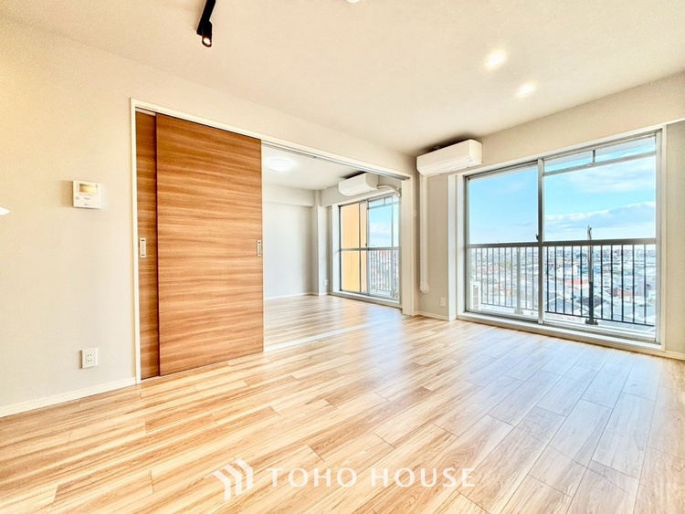 内装 ◆リビング◆そこには目を輝かせ笑顔で見つめてくれる君がいて、「おかえり」の言葉がこだまする。何気ない日々の挨拶は僕にとっては幸せで、同時に君の瞳にも恋している。