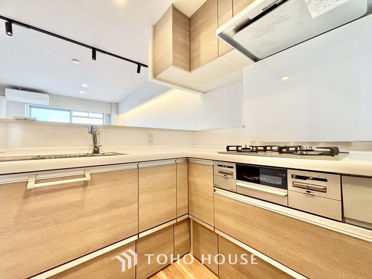 キッチン ◆キッチン◆美しく使いやすいキッチンは油汚れが簡単に拭き取れる素材で加工されており、浄水器シャワーから流す水の音を軽減する静かなシンクを採用。見えないところにさり気ない配慮が嬉しいですね