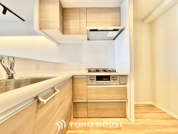 キッチン ◆今宵の食卓◆ダウンライトに反射するグラスを眺めながらワインを注ぐ。トクトクと心地いい音をさせながら、フランスの古城を思わせる薫りがたちこめ、とても幸せな時を過ごせる。