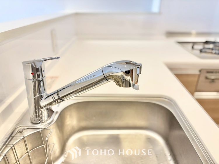 キッチン ◆キッチン◆美味しい料理を作りたくなるような気持にさせてくれる、腕を振るえる自慢のスペース。見上げると柔らかなダウンライトが包み込み、彩りを添えます。艶と光沢のある居心地の良いわが家のキッチン。