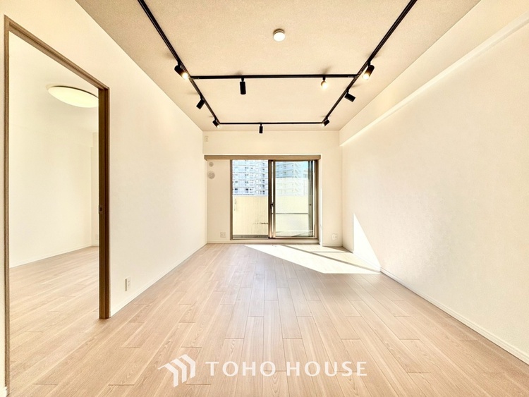 内装 ◆木漏れ日◆の様な採光が優しく足元を照らし、心地いい暮らしの道しるべを写し出す。この空間で過ごす家族との語らいの時間がとても素敵で幸せを感じるかもしれない。