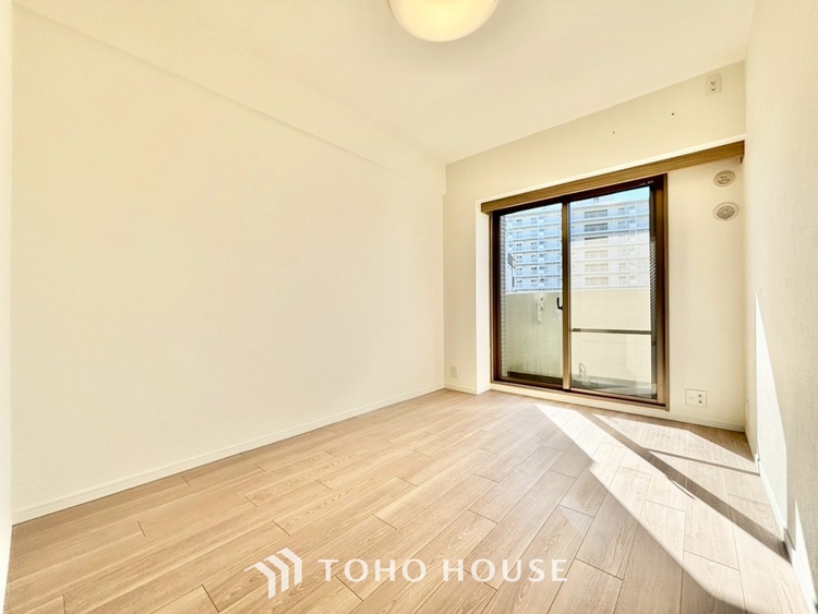 内装 ◆間接照明◆オレンジ色の光が僕達を大人な気分にさせる。静かで優しく語りかけるその光は、今日の終わりを告げてくれ、でも明日にはいい事が必ず来るよ。そんな囁きが聞こえてくる