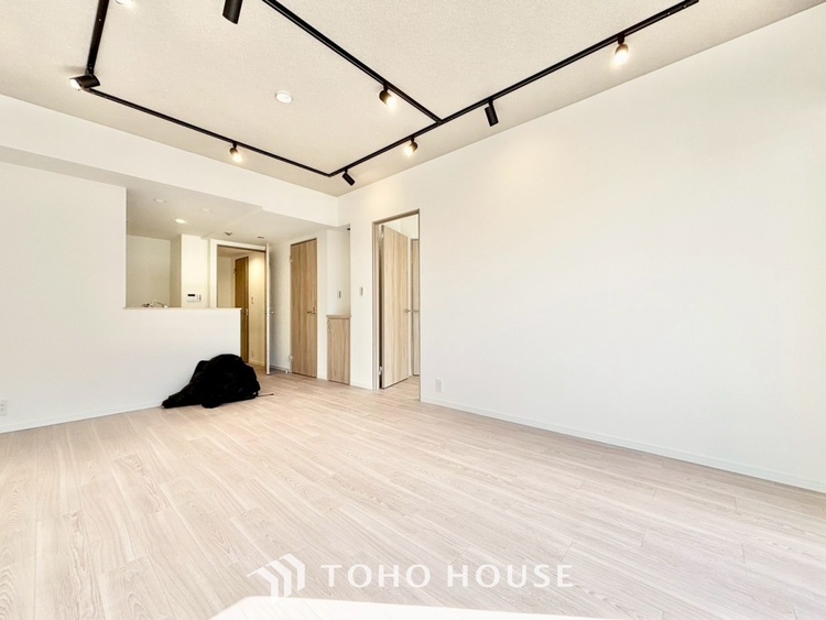 内装 ◆リビング◆たくさんの窓から注ぐ太陽の光。時間の経過とともに光と影のコントラストがこの空間のムードを変え、部屋に変化と温もりをもたらしてくれる。