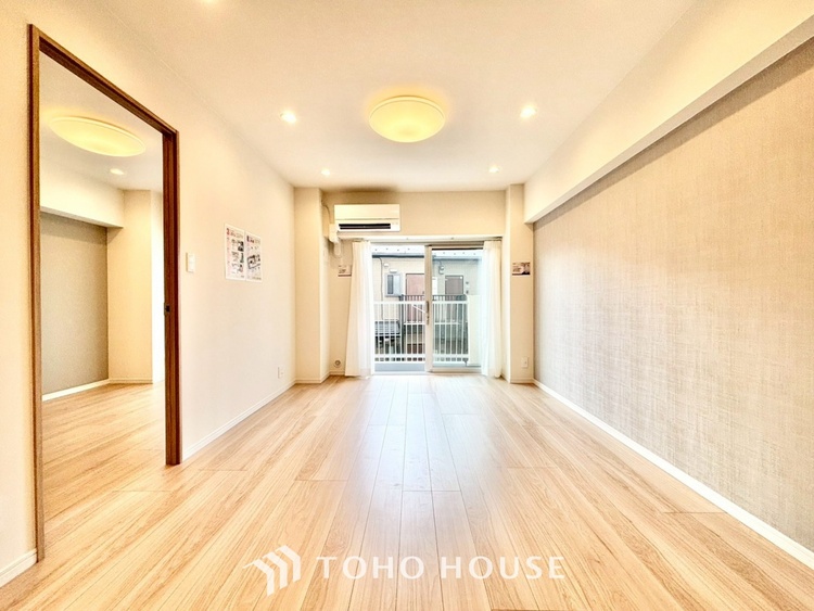 内装 ◆木漏れ日◆の様な採光が優しく足元を照らし、心地いい暮らしの道しるべを写し出す。この空間で過ごす家族との語らいの時間がとても素敵で幸せを感じるかもしれない。