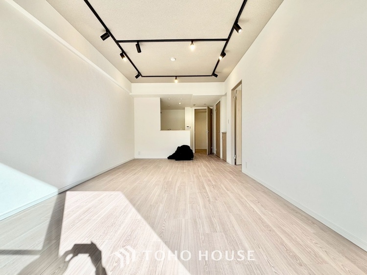 内装 ◆窓を開けると◆冷涼な風、そよぐリビング。だんらんの場所はここから始まり、ここで終わる。家族の笑顔が集う素敵な場所だから、こだわり抜いた思いが詰まっているのだと思う。