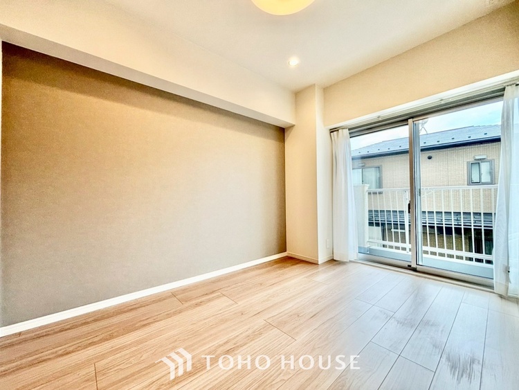 内装 ◆間接照明◆オレンジ色の光が僕達を大人な気分にさせる。静かで優しく語りかけるその光は、今日の終わりを告げてくれ、でも明日にはいい事が必ず来るよ。そんな囁きが聞こえてくる