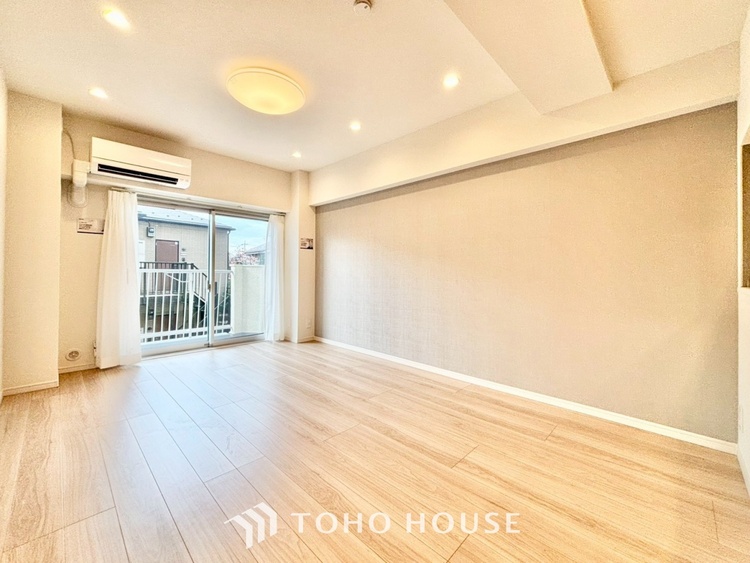 内装 ◆リビング◆たくさんの窓から注ぐ太陽の光。時間の経過とともに光と影のコントラストがこの空間のムードを変え、部屋に変化と温もりをもたらしてくれる。