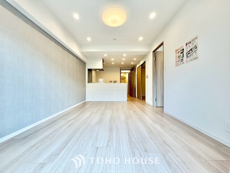 内装 ◆今宵の食卓◆ダウンライトに反射するグラスを眺めながらワインを注ぐ。トクトクと心地いい音をさせながら、フランスの古城を思わせる薫りがたちこめ、とても幸せな時を過ごせる。