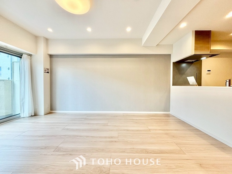 内装 ◆窓を開けると◆冷涼な風、そよぐリビング。だんらんの場所はここから始まり、ここで終わる。家族の笑顔が集う素敵な場所だから、こだわり抜いた思いが詰まっているのだと思う。